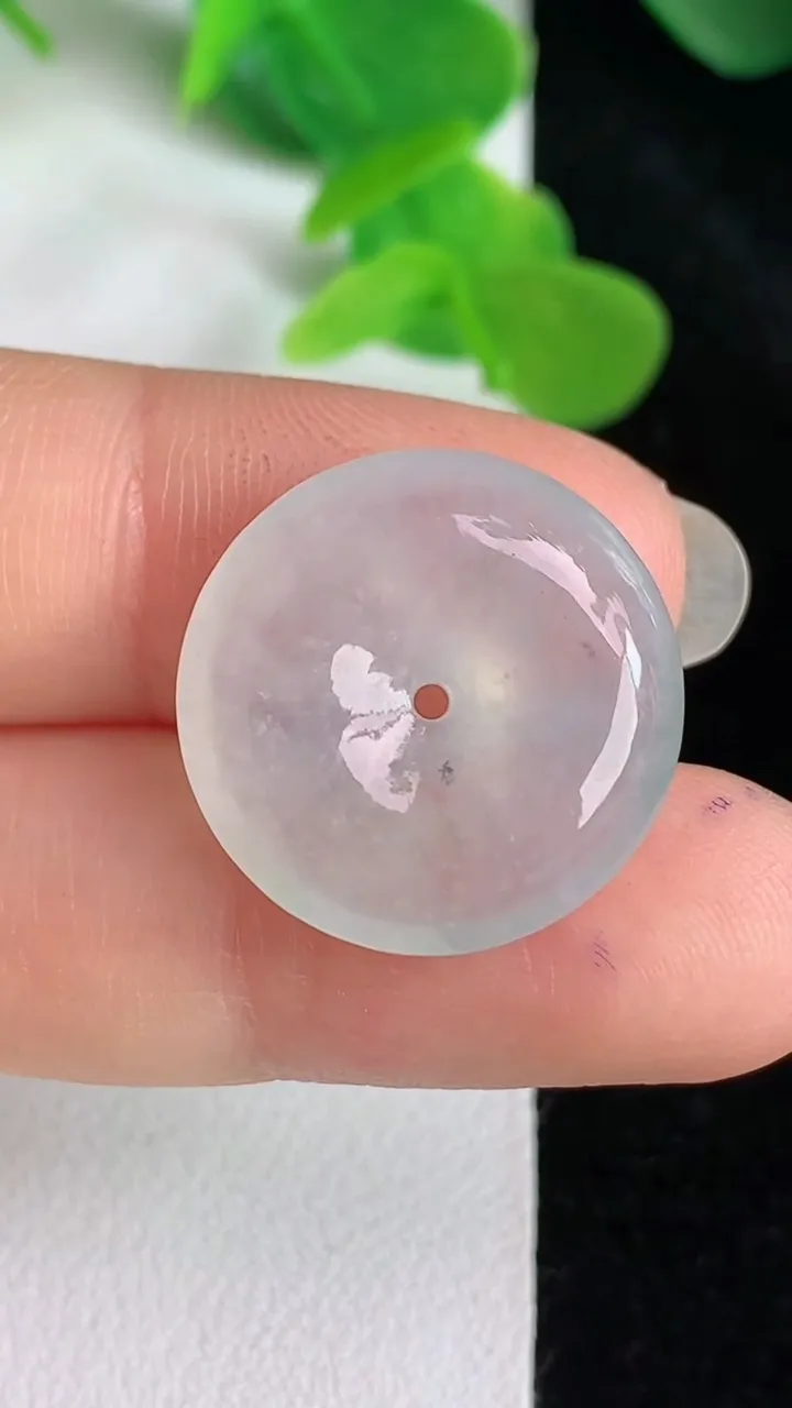 天然A货翡翠白冰平安扣吊坠，尺寸19.7-5.2，重量:4.10g
5月24日