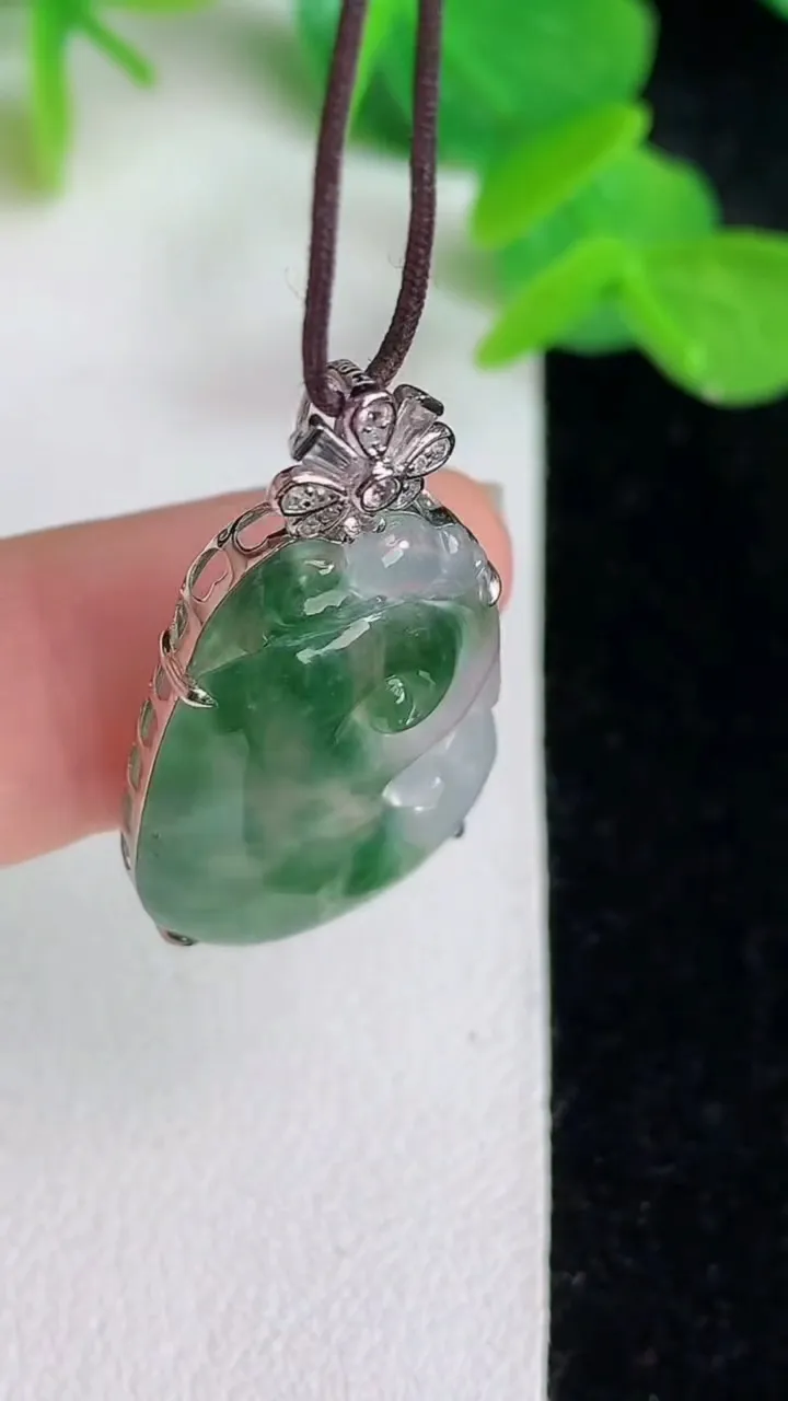 天然A货翡翠如意吊坠，尺寸25.3-17.4-5，重量:3.36g
5月24日
