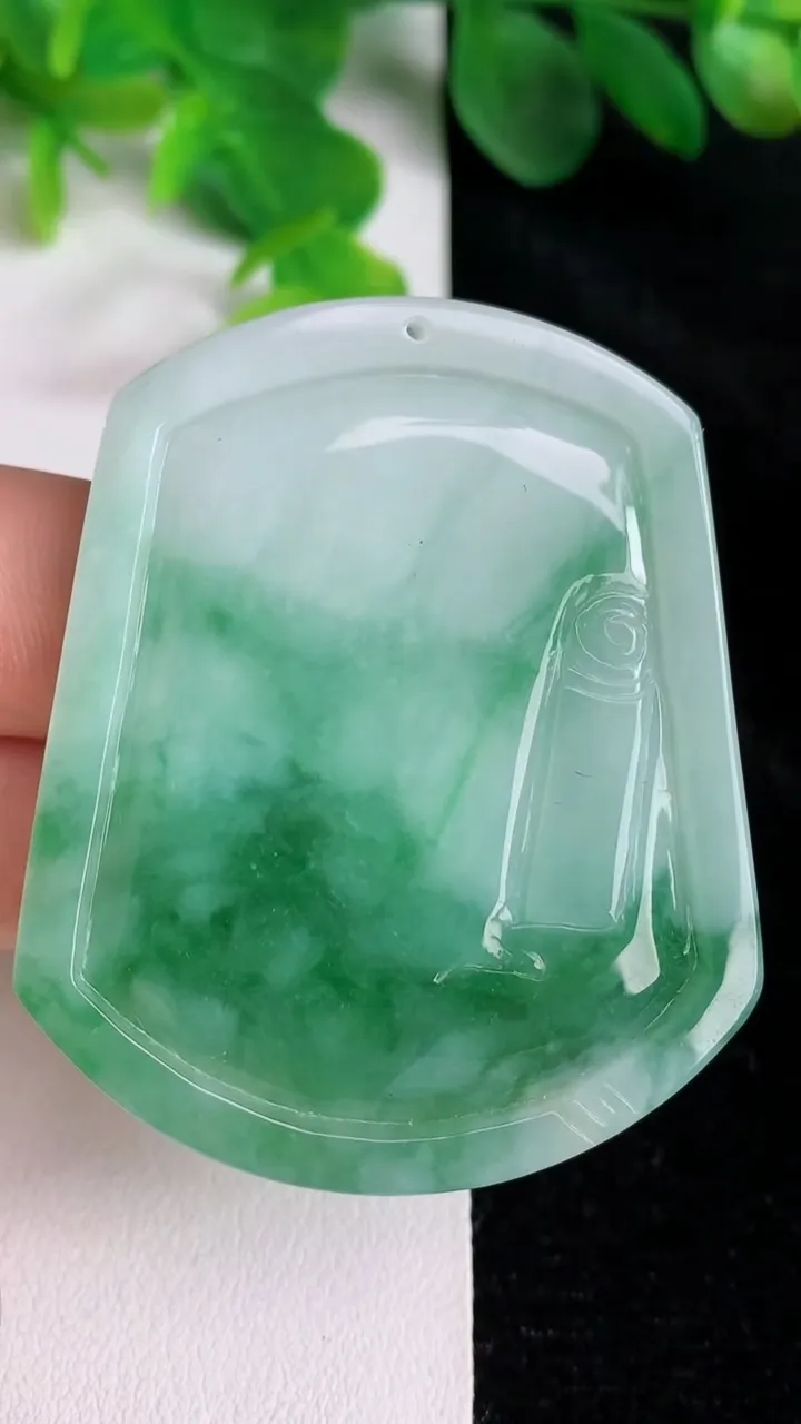 天然A货翡翠一念之间吊坠，尺寸53.7-45-6，重:30.78g
5月24日