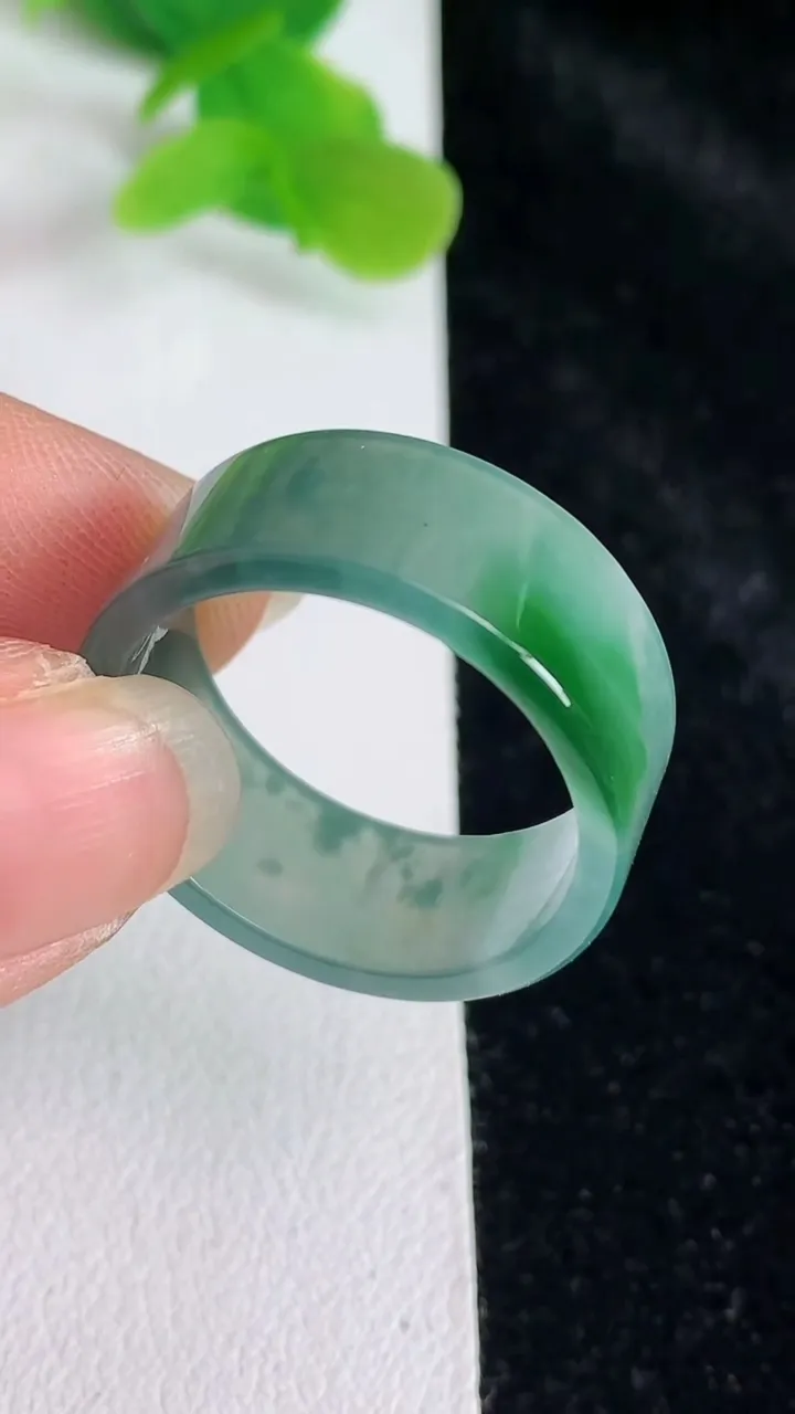 天然A货翡翠蓝水指环扳指，尺寸21.4-9.4-2.3，重:5.04g2025年5月24日
工厂直销收藏佳品,种好水足，色泽均匀，有种有色，上手高大气！
