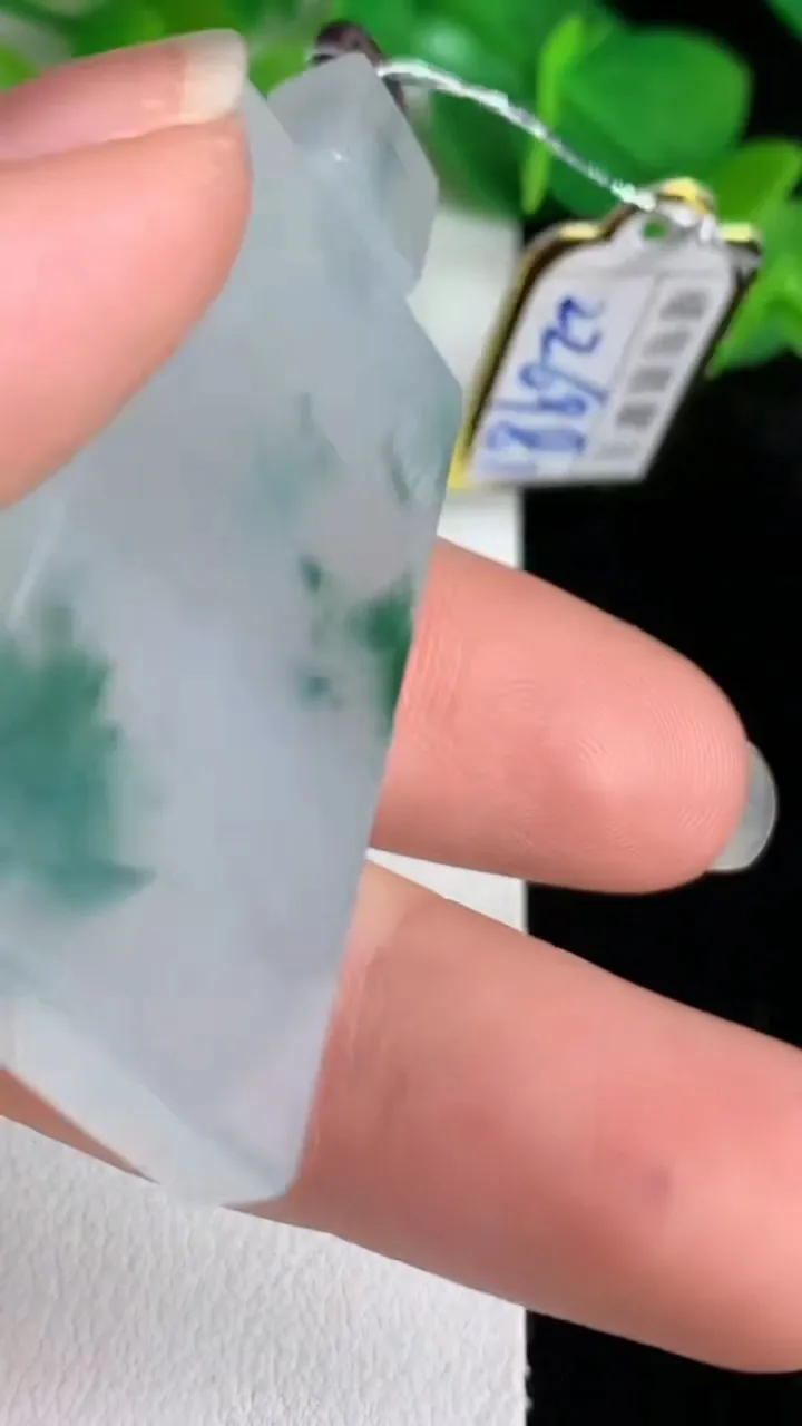 天然A货翡翠飘花无事牌吊坠，尺寸43-24-5.5，重量:20.54g
5月24日