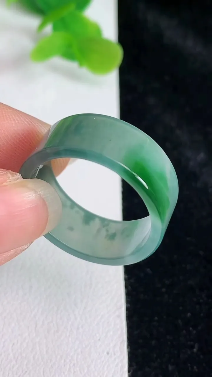 天然A货翡翠蓝水指环扳指，尺寸21.4-9.4-2.3，重:5.04g2025年5月24日
工厂直销收藏佳品,种好水足，色泽均匀，有种有色，上手高大气！