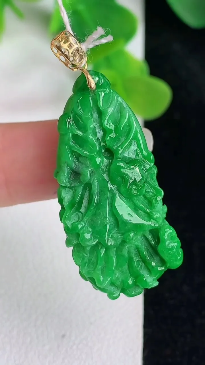 天然A货翡翠白菜吊坠，尺寸35.3-17-7，重量:5.90g
5月24日