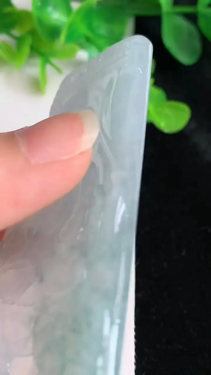 天然A货翡翠飘花大日如来吊坠，尺寸69.4-44-5，重量:38.22g
5月24日