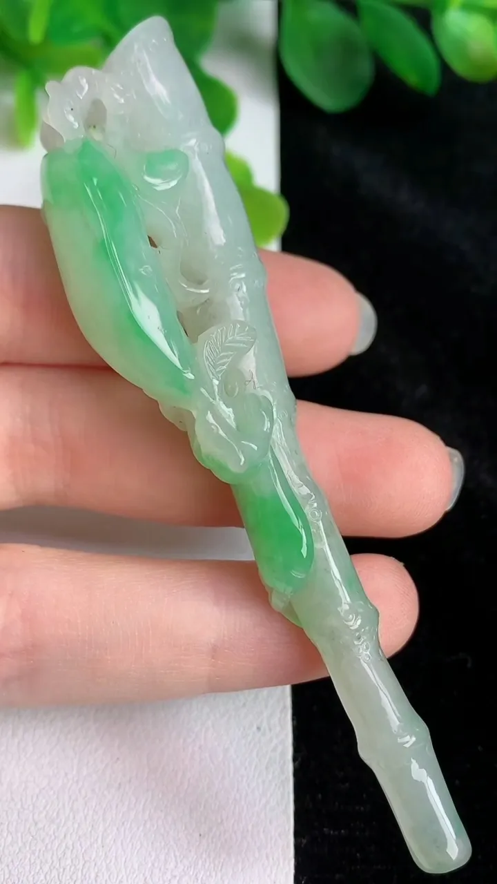 天然A货翡翠烟嘴玉坠，尺寸90-21.8-13.6，重:23.38g
5月24日