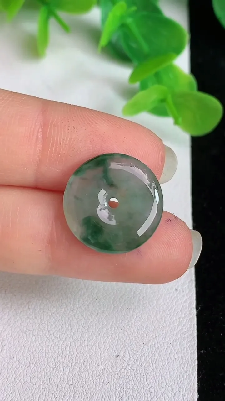 天然A货翡翠飘花平安扣吊坠，尺寸16.4-3，重量:1.80g
5月24日