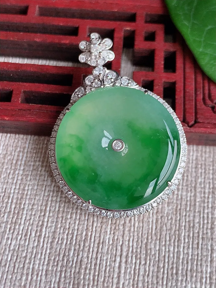 天然A货翡翠18K金伴飘绿平安扣吊坠尺寸35.4×25.6×7裸石22.4m量9.44g 0522