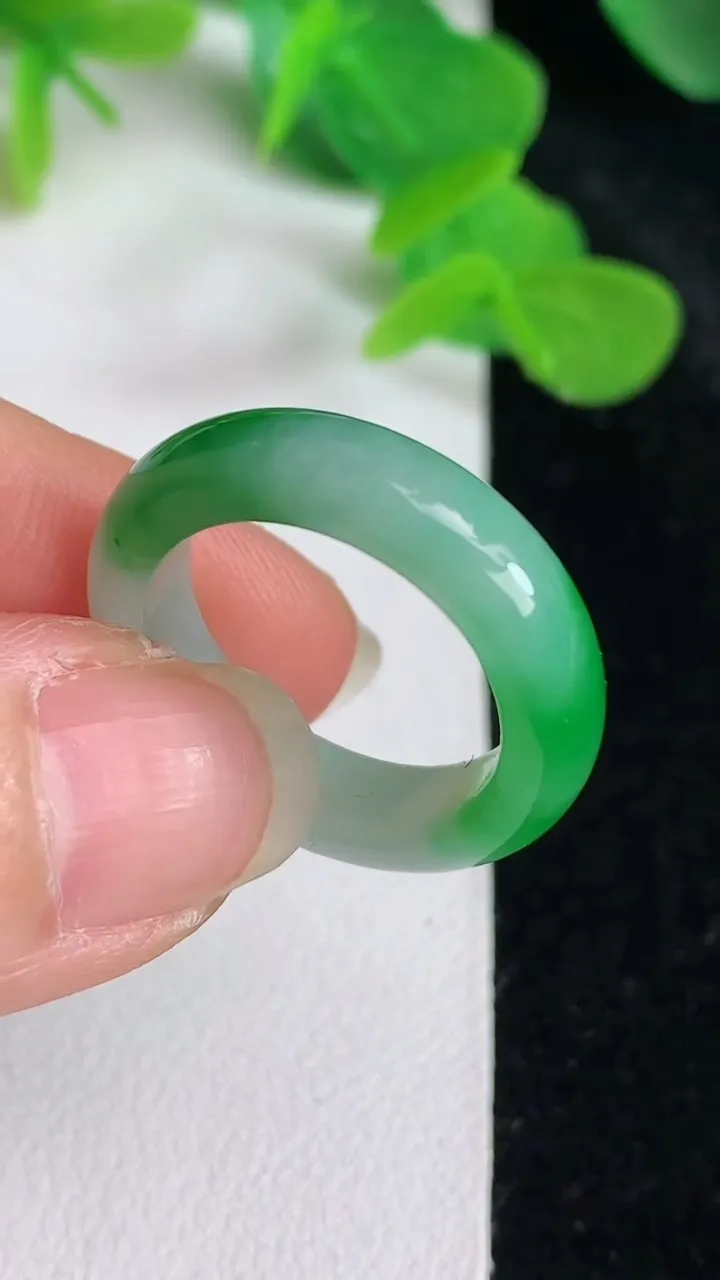 天然A货翡翠指环戒指，尺寸17.4-5.4-3.4，重量:3.80g2025年5月24日
工厂直销收藏佳品,种好水足，色泽均匀，有种有色，上手高大气！