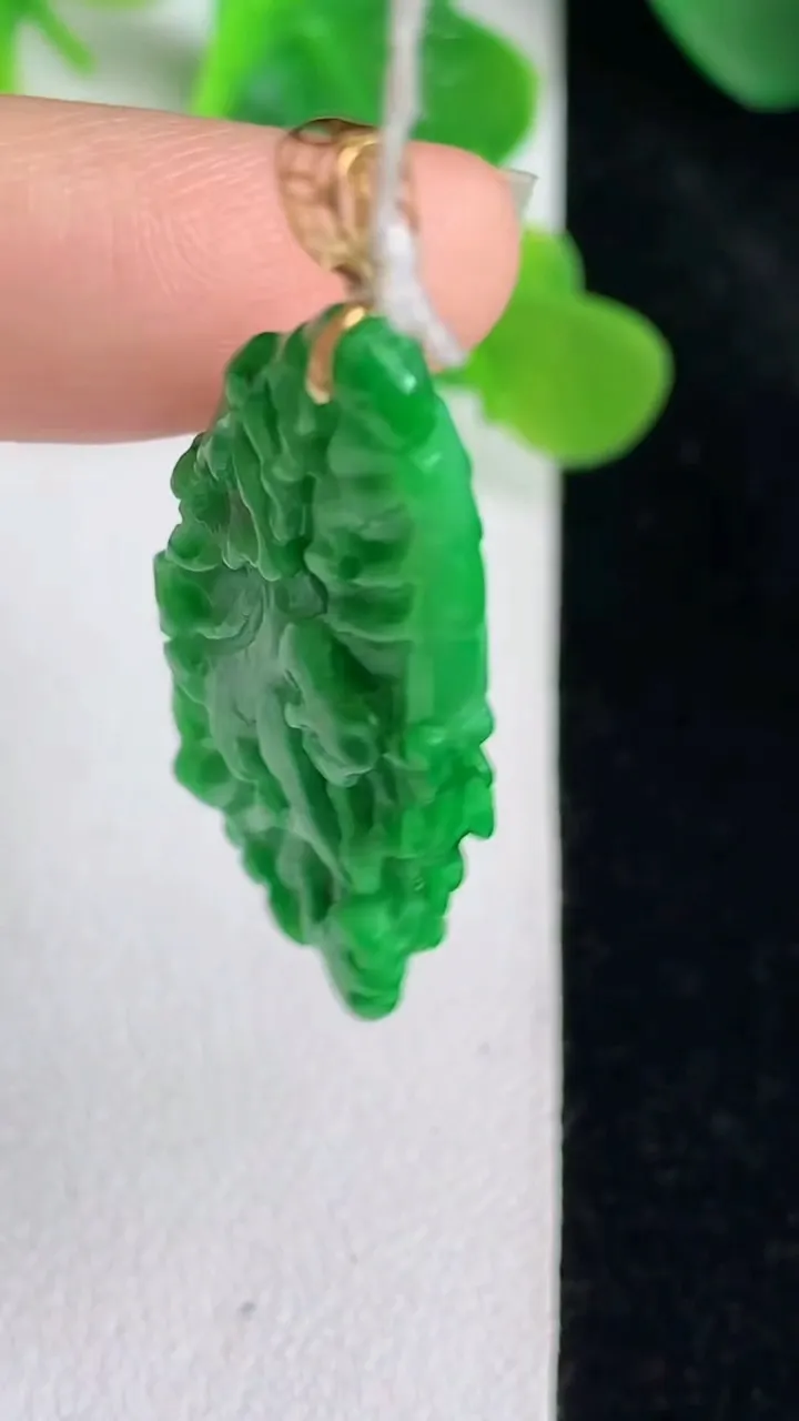 天然A货翡翠白菜吊坠，尺寸35.3-17-7，重量:5.90g
5月24日