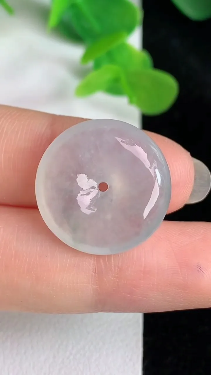 天然A货翡翠白冰平安扣吊坠，尺寸19.7-5.2，重量:4.10g
5月24日