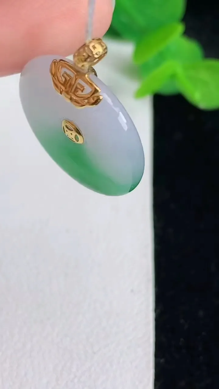 天然A货翡翠平安扣吊坠，尺寸21-4，重量:4.33g
5月24日