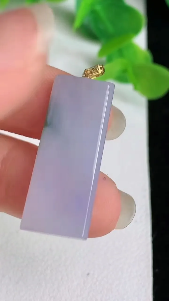 天然A货翡翠k金紫罗兰 飘花无事牌吊坠，尺寸29.2-11.8-3，重量:3.64g
5月24日