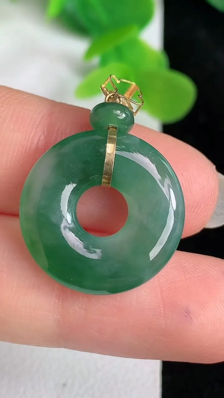 天然A货翡翠平安环吊坠，尺寸19-3.3，重量:2.70g
5月24日