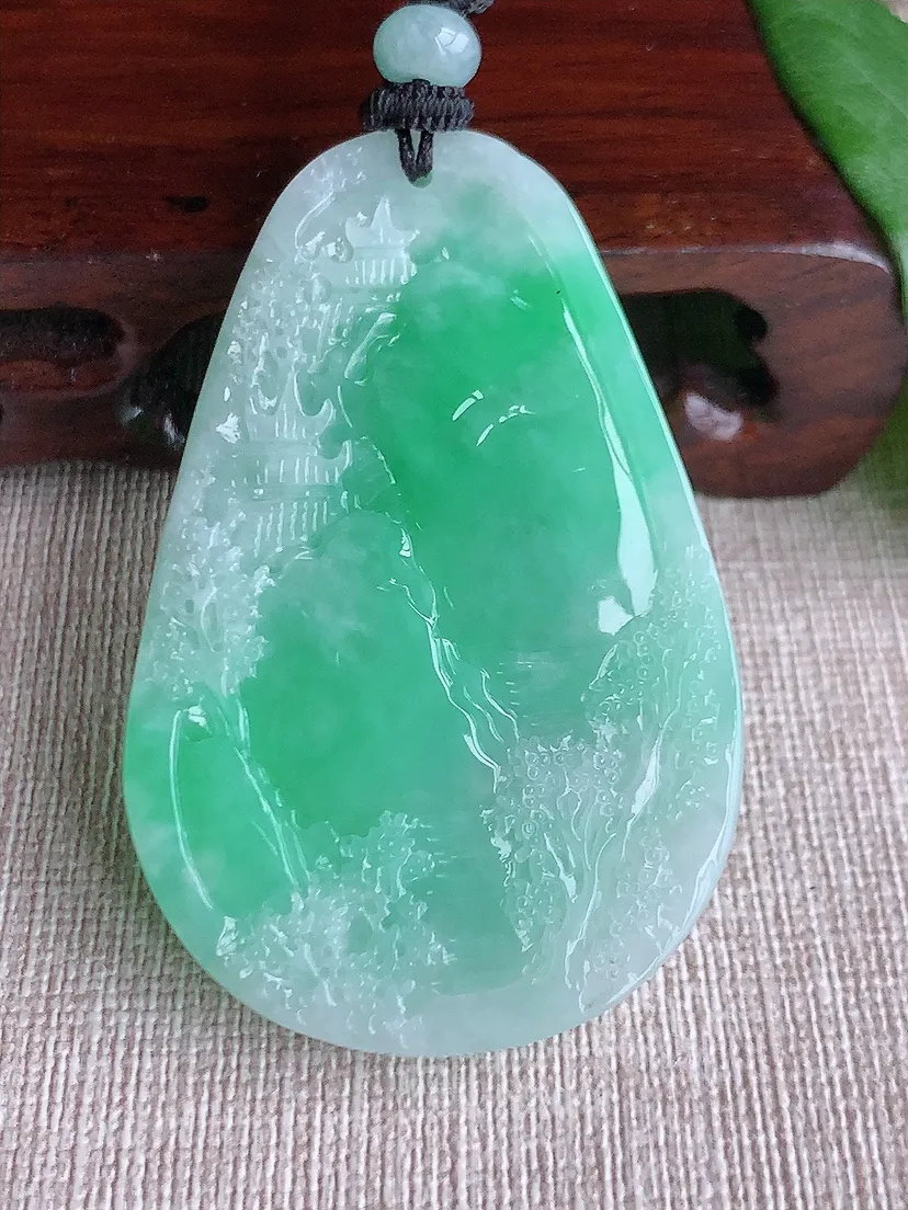 天然A货翡翠飘绿意境山水牌吊坠 尺寸57×37.5×8.8m量36.60g 0523