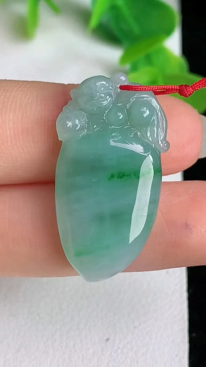 天然A货翡翠灵猴献瑞 福瓜吊坠，尺寸30.8-15.6-4.7，重量:4.47g
5月24日
