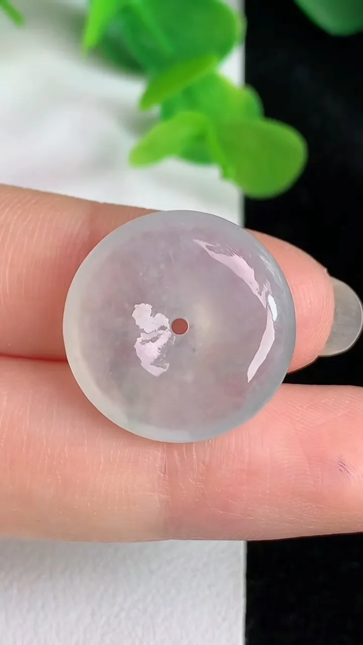 天然A货翡翠白冰平安扣吊坠，尺寸19.7-5.2，重量:4.10g
5月24日