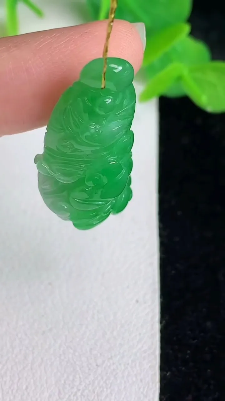 天然A货翡翠白菜吊坠，尺寸33.6-16-9，重量:6.52g
5月24日