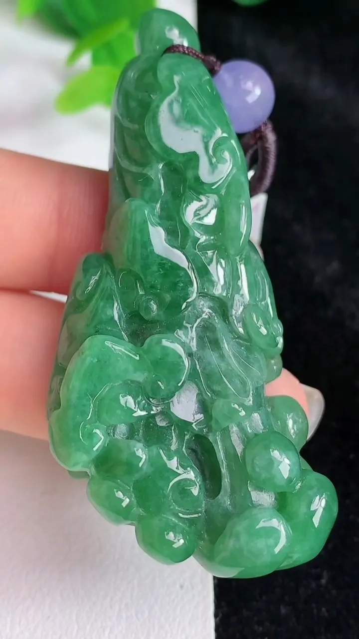 天然A货翡翠白菜吊坠，尺寸62.2-32-11，重:27.41g
5月24日