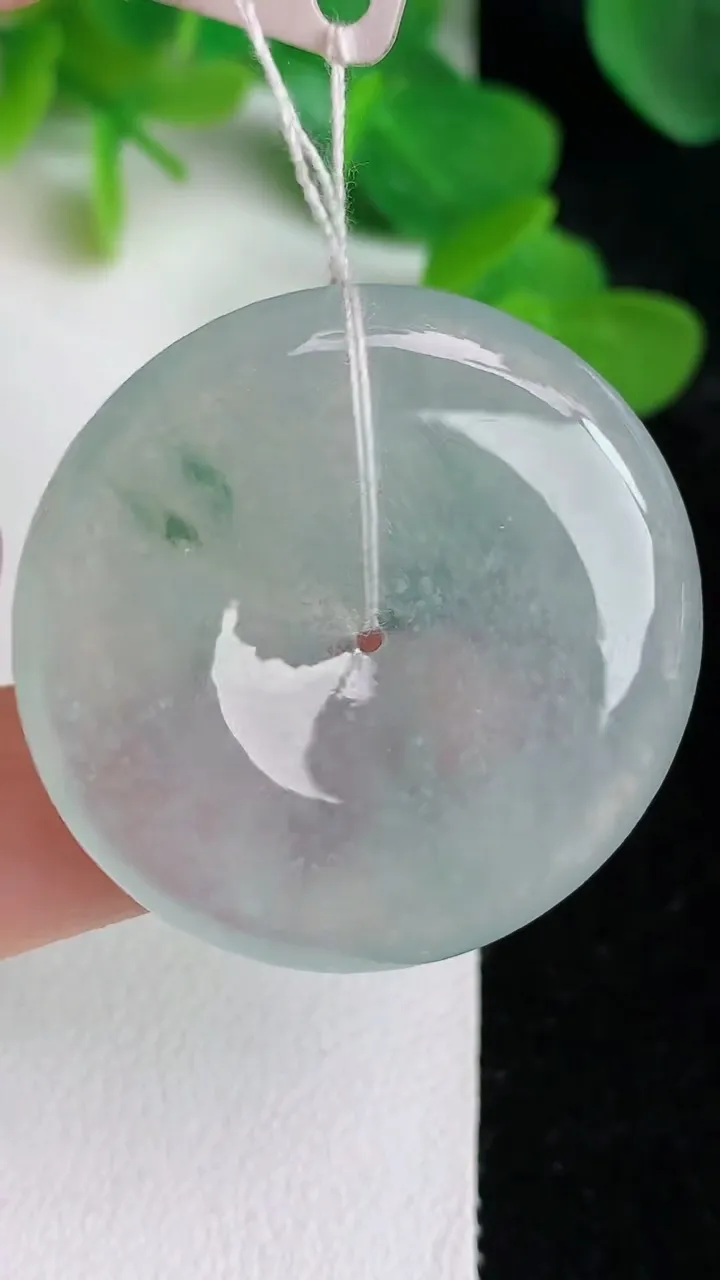 天然A货翡翠飘花平安扣吊坠，尺寸34.7-5.2，重量:14.15g
5月24日