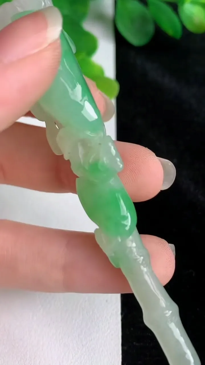天然A货翡翠烟嘴玉坠，尺寸90-21.8-13.6，重:23.38g
5月24日