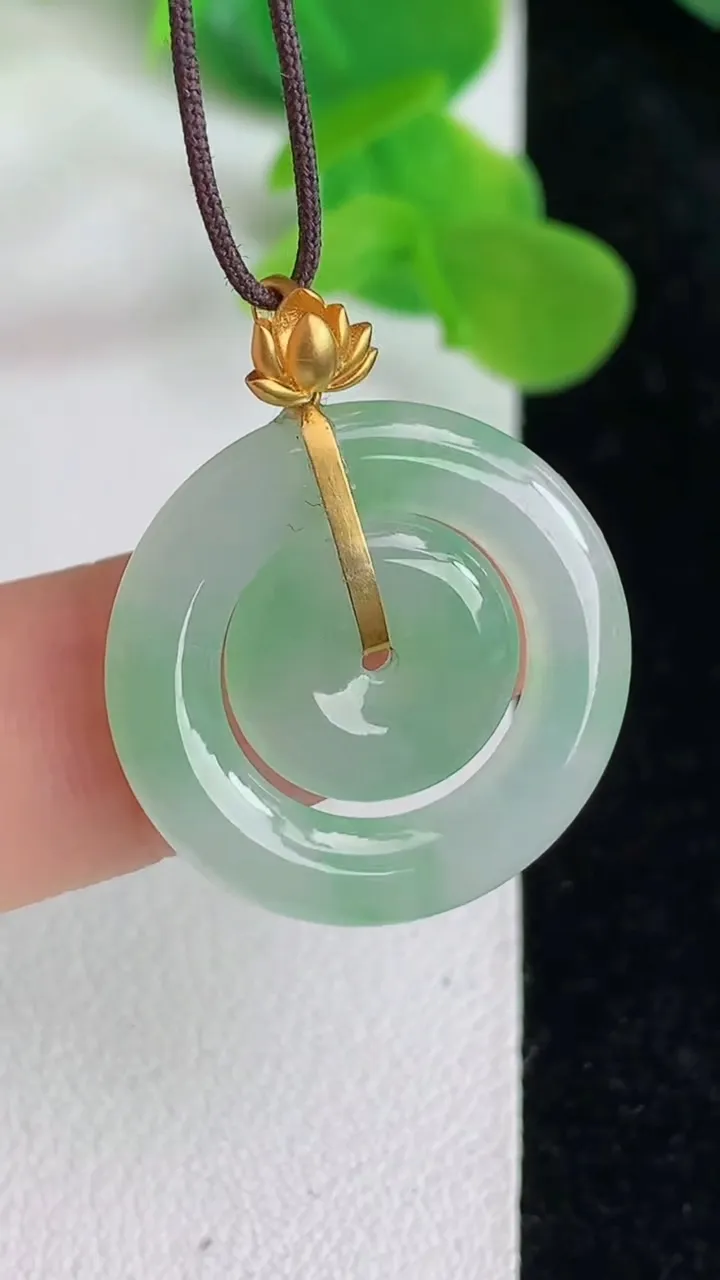 天然A货翡翠母子平安扣吊坠，尺寸22-3，重量:3.34g
5月24日
