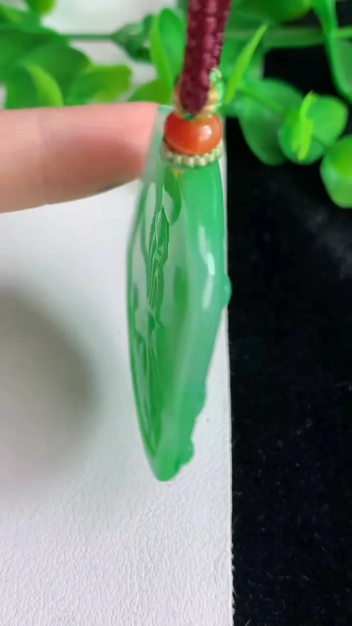 天然A货翡翠鸟语花香吊坠，尺寸50.5-42.2-5.6，重量:29.80g
5月25日
