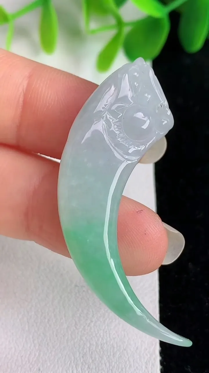 天然A货翡翠狼牙吊坠，尺寸46.8-12-5.8，重量:7.33g
5月25日