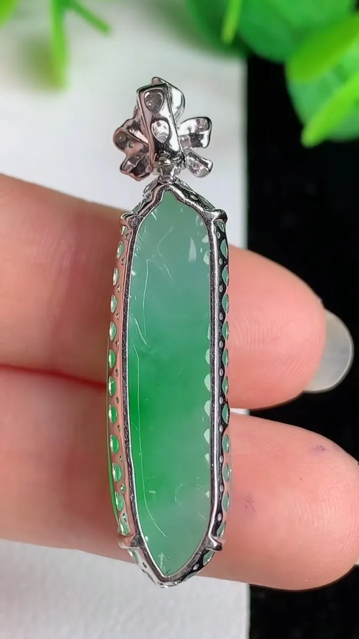 天然A货翡翠福瓜吊坠，尺寸31-9.3-8，重量:4.72g
5月25日