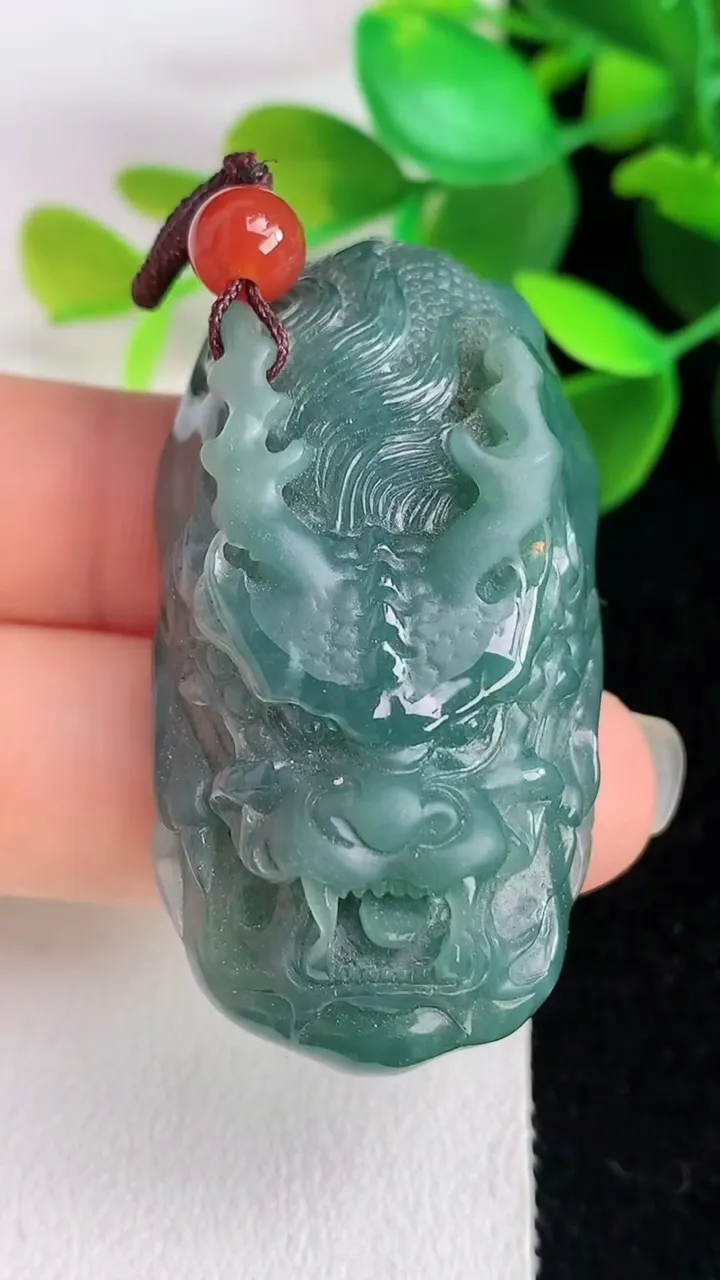 天然A货翡翠蓝水龙牌吊坠，尺寸46.5-26-15，重:32.16g
5月25日