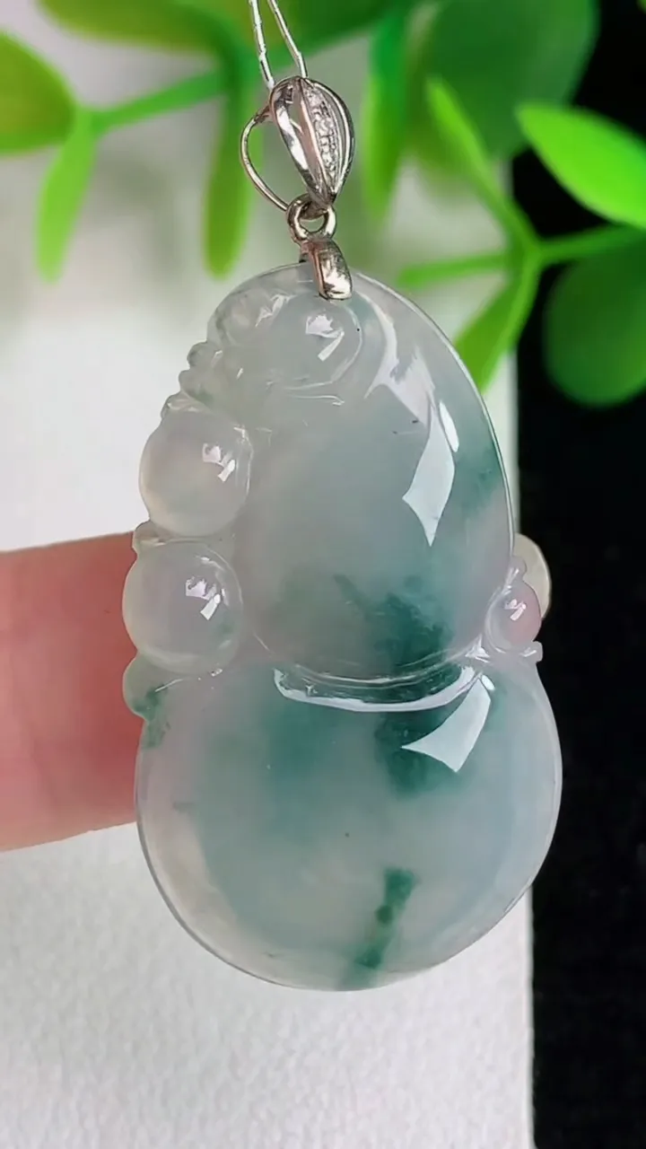 天然A货翡翠飘花葫芦吊坠，尺寸33-19-5，重:5.38g
5月25日