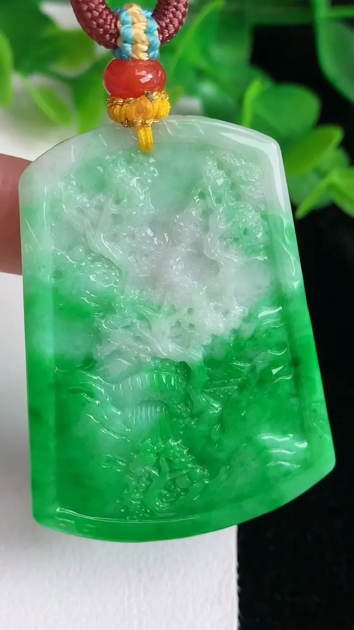 天然A货翡翠山水牌吊坠，尺寸50-35.8-10.3，重量:43.24g
5月25日