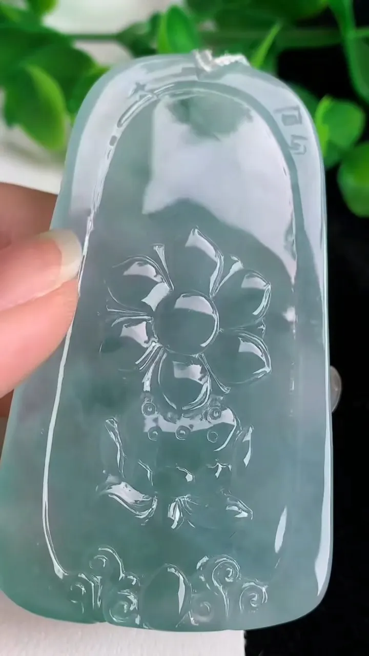 天然A货翡翠大势至观音菩萨吊坠，尺寸70.2-40-11.8，重量:60.14g
5月25日