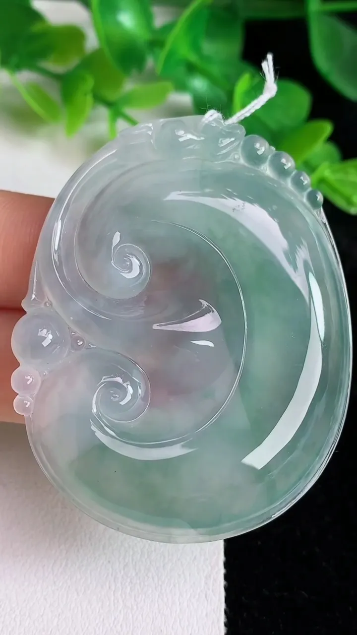 天然A货翡翠如意吊坠，尺寸53.4-43.8-5.8，重量:24.10g
5月25日