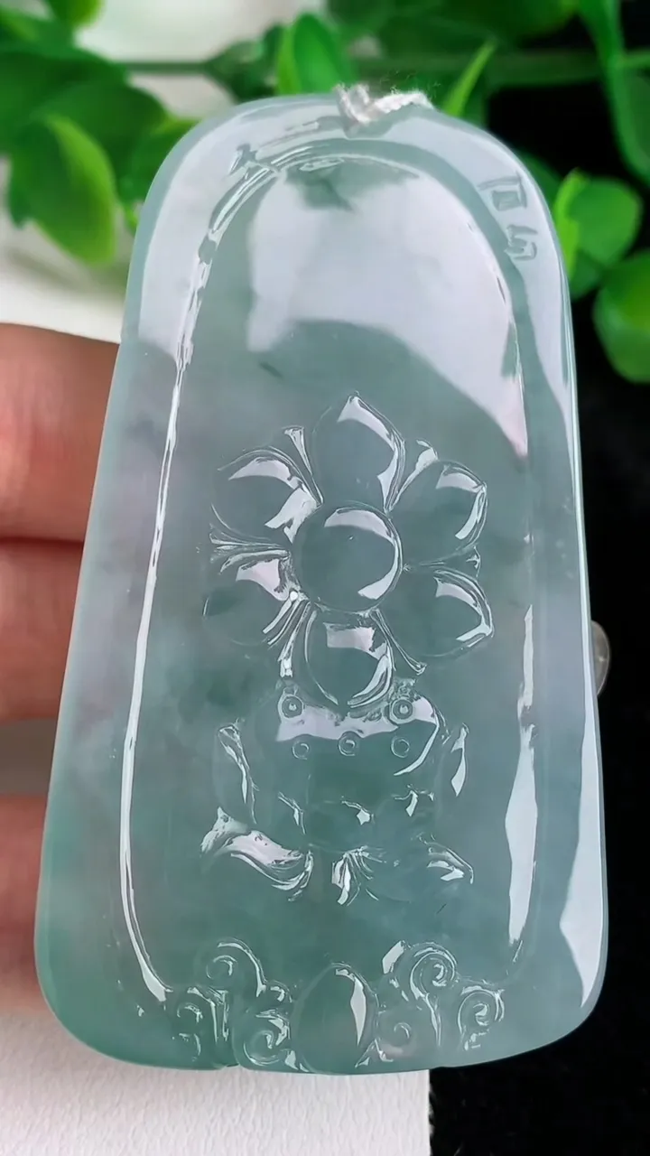 天然A货翡翠大势至观音菩萨吊坠，尺寸70.2-40-11.8，重量:60.14g
5月25日