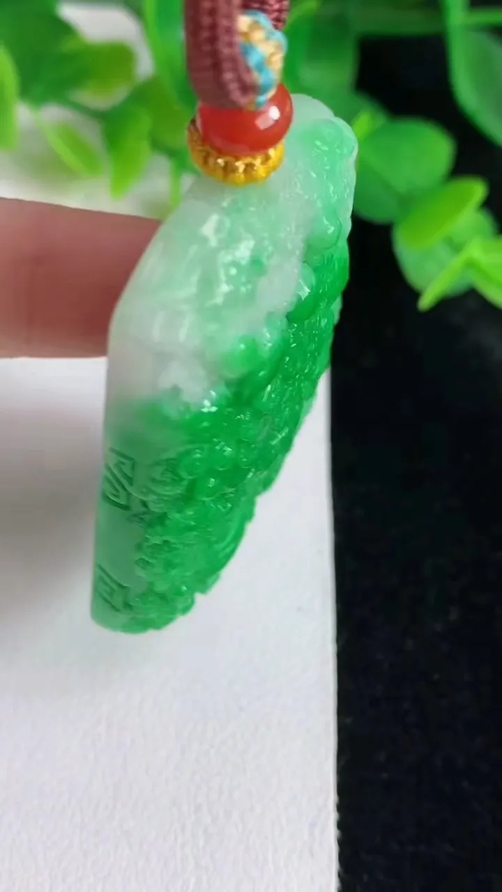 天然A货翡翠山水牌吊坠，尺寸50-35.8-10.3，重量:43.24g
5月25日