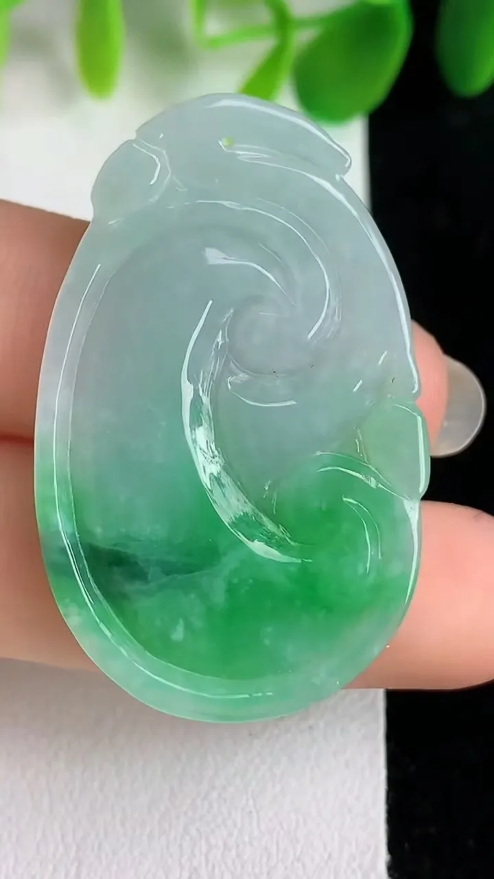 天然A货翡翠如意吊坠，尺寸40.2-25.4-4，重量:8.31g
5月25日