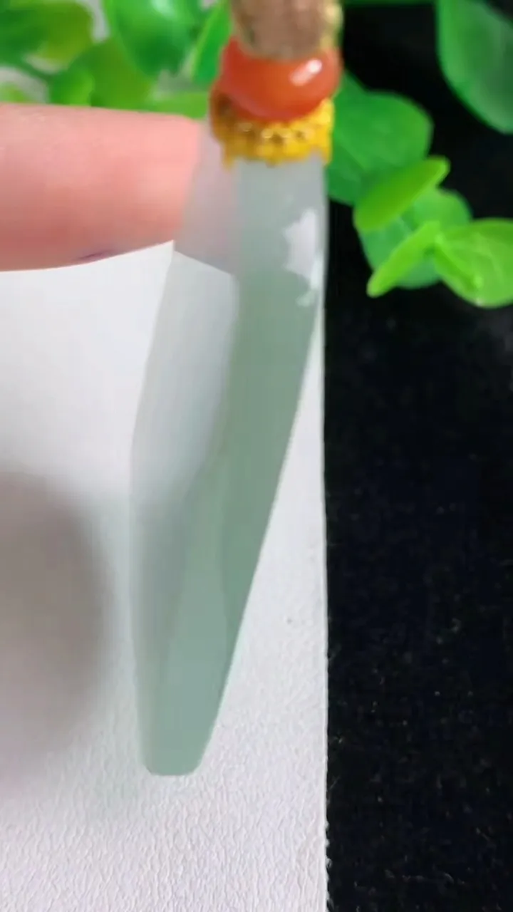 天然A货翡翠白冰素衣观音吊坠，尺寸61-35.2-7.2，重量:40.07g
5月25日