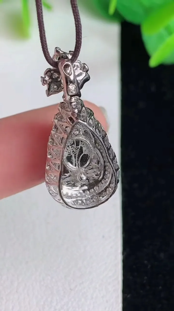 天然A货翡翠葫芦吊坠，尺寸26.7-12-9.2，裸石13.4-8，重量:2.62g
5月25日
