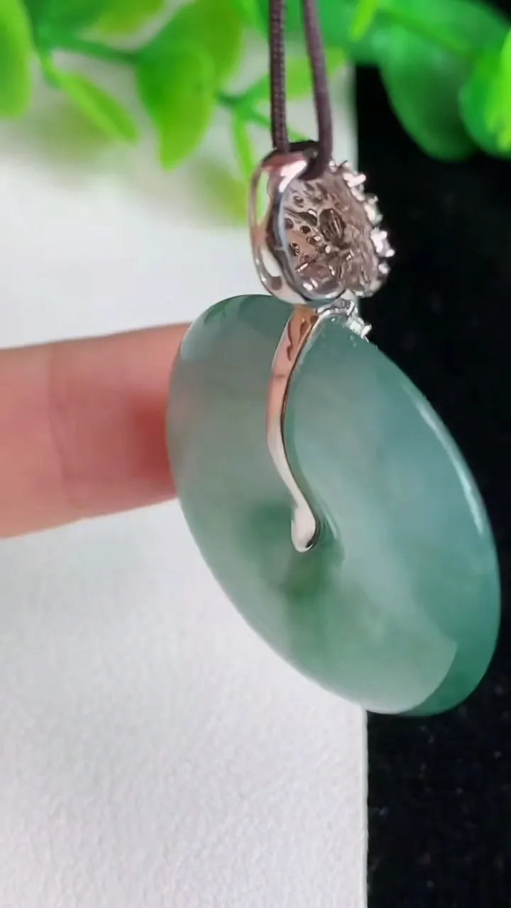 天然A货翡翠平安扣吊坠，尺寸29.3-6，重量:12.38g
5月25日