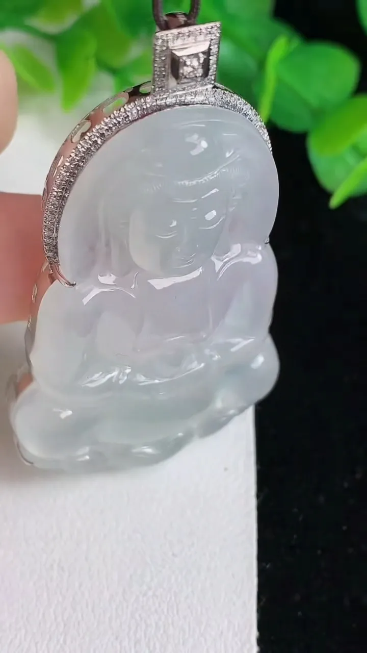 天然A货翡翠白冰观音菩萨吊坠，尺寸52-34-9.3，重量:21.00g
5月25日