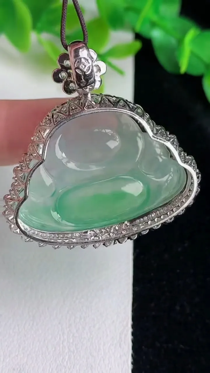 天然A货翡翠佛公吊坠，尺寸39.2-38-13.3，裸石23.2-34，重量:12.30g
5月25日