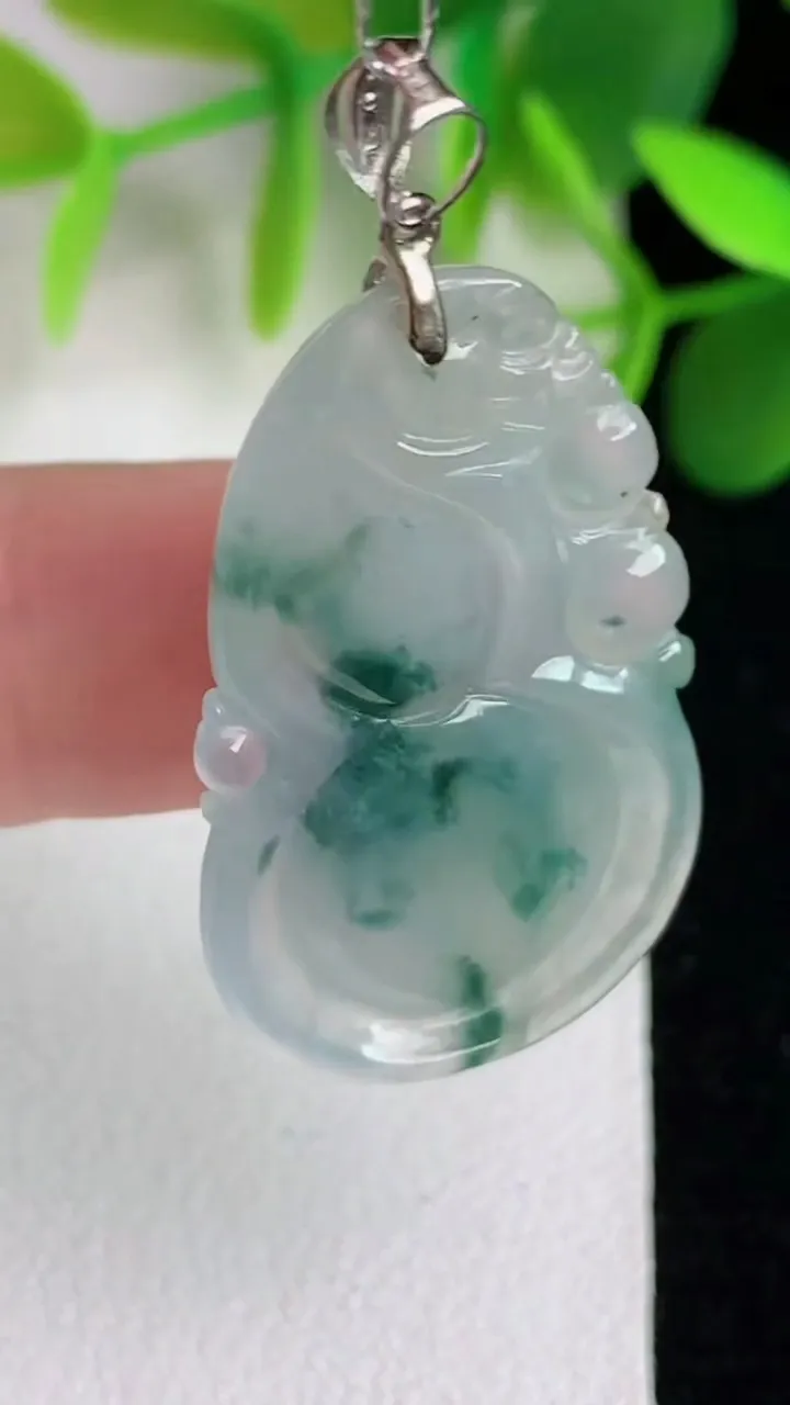 天然A货翡翠飘花葫芦吊坠，尺寸33-19-5，重:5.38g
5月25日