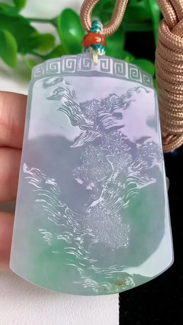 天然A货翡翠春带彩 紫罗兰山水牌吊坠，尺寸68.2-44.6-5.3，重量:47.85g
5月25日
