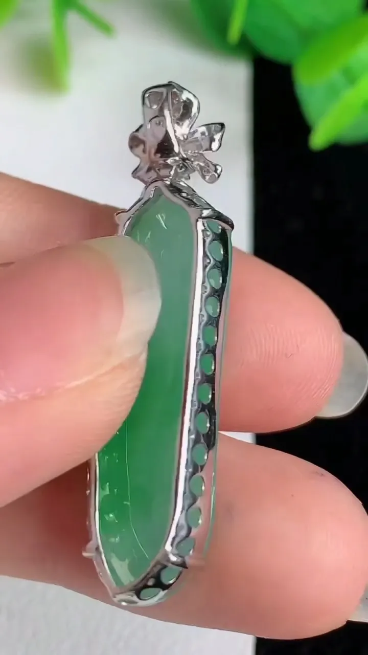 天然A货翡翠福瓜吊坠，尺寸31-9.3-8，重量:4.72g
5月25日