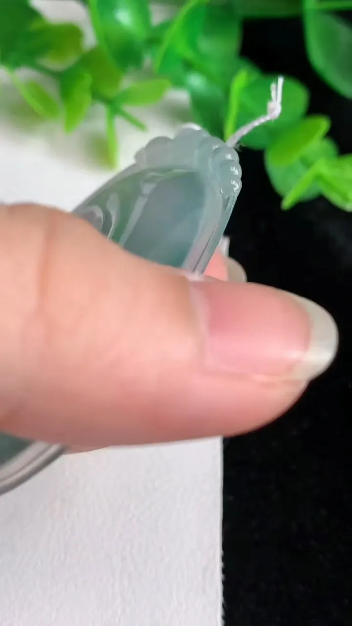 天然A货翡翠如意吊坠，尺寸53.4-43.8-5.8，重量:24.10g
5月25日