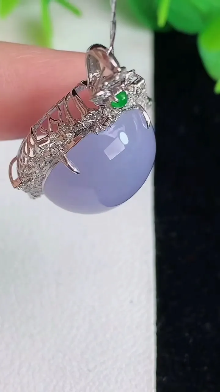 天然A货翡翠k金紫罗兰蛋面吊坠，尺寸32-22-12.3，裸石17.5-16.2，重量:6.80g
5月25日