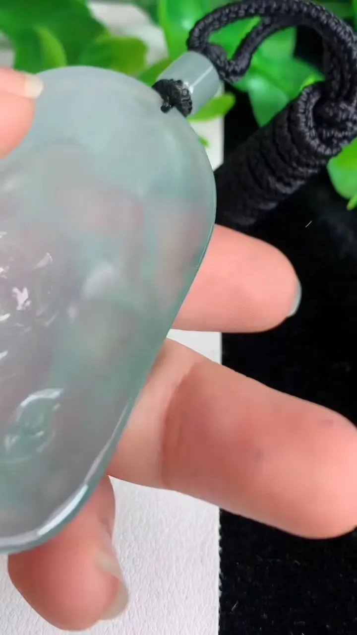 天然A货翡翠飘花普贤菩萨吊坠，尺寸66-39.5-5.4，重量:37.08g
5月25日