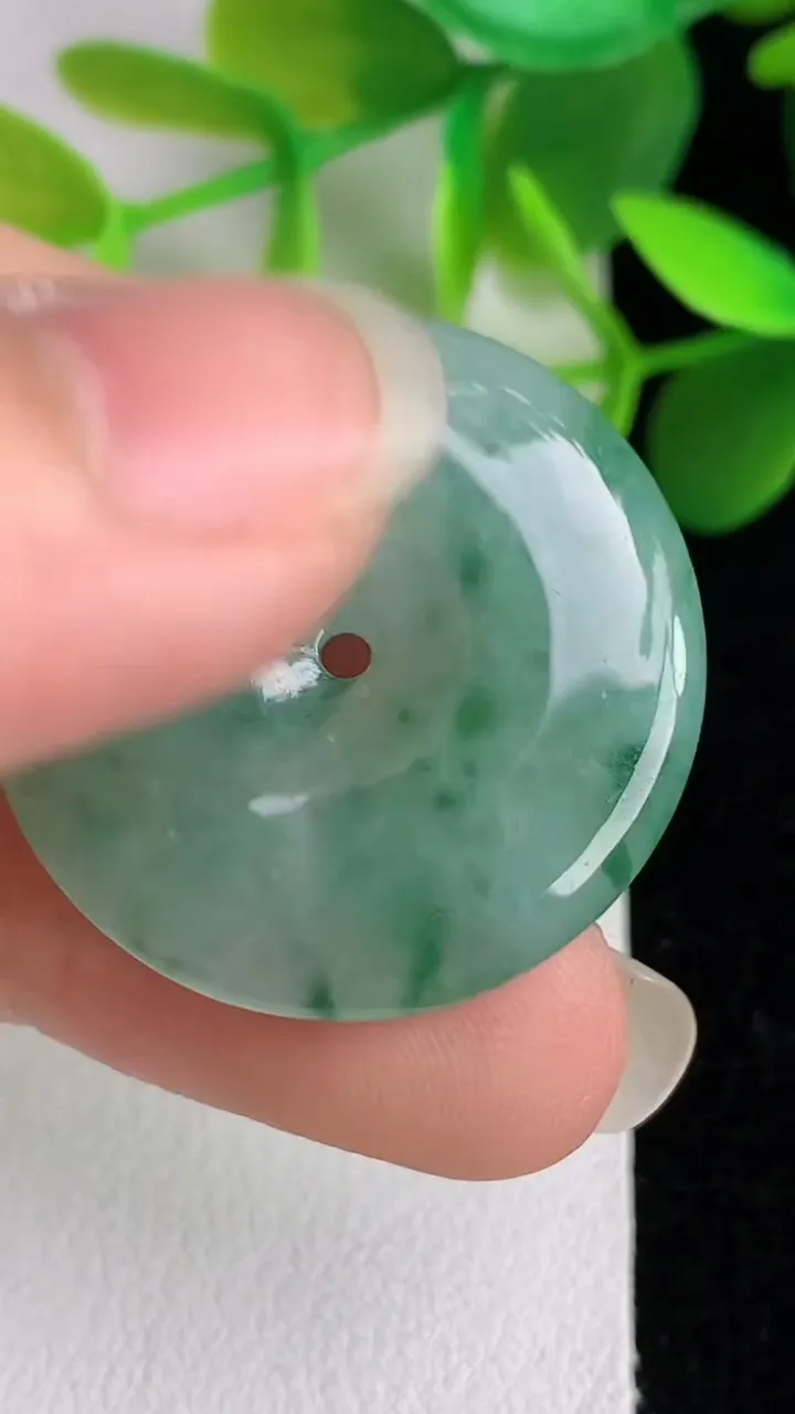 天然A货翡翠飘花平安扣吊坠，尺寸27.2-4.4，重:7.04g
5月25日