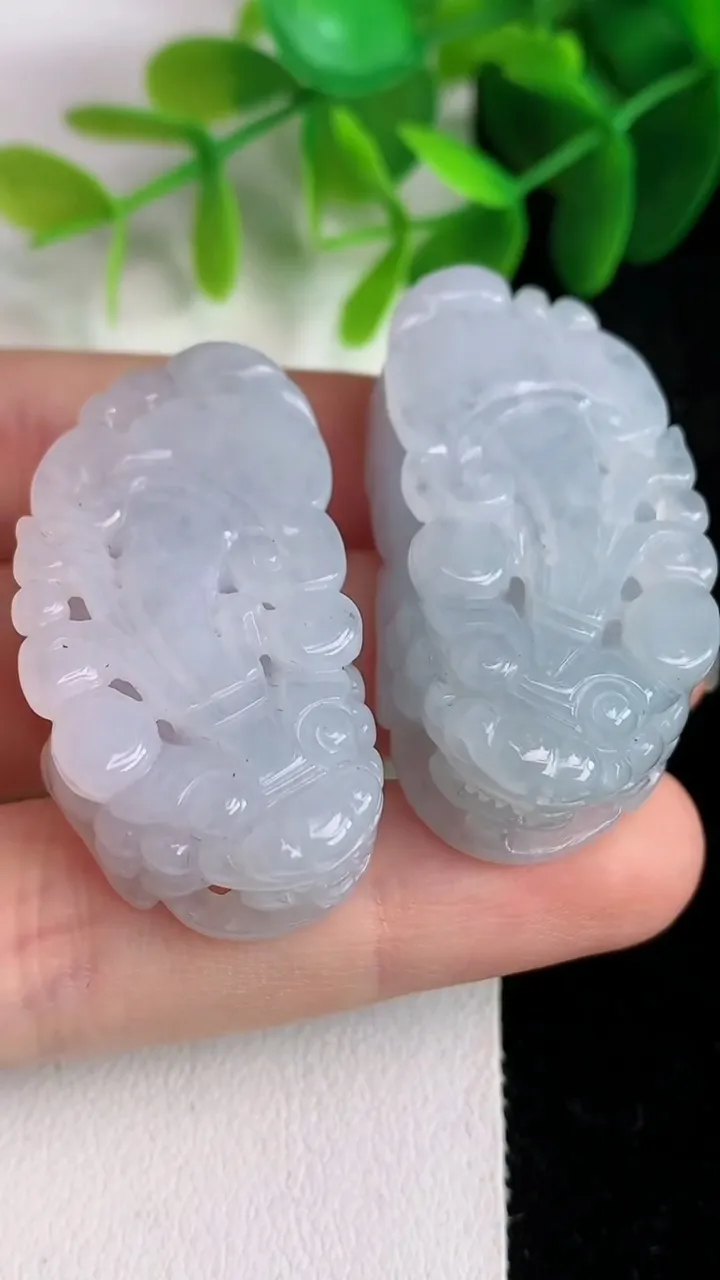 天然A货翡翠白冰貔貅吊坠一对，尺寸40.2-21-12.6，重量:44.00g
5月25日