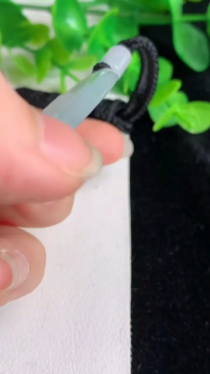 天然A货翡翠白冰阿弥陀佛吊坠，尺寸67-46.8-5.2，重量:38.48g
5月25日